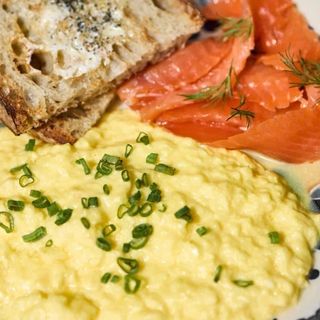 Скрэмбл из двух яиц и форель