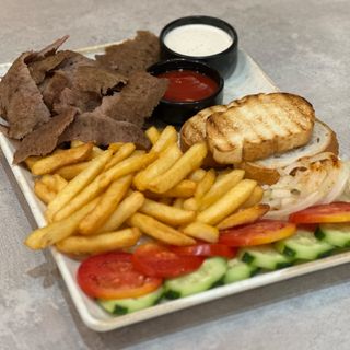 Донер говяжий на тарелке