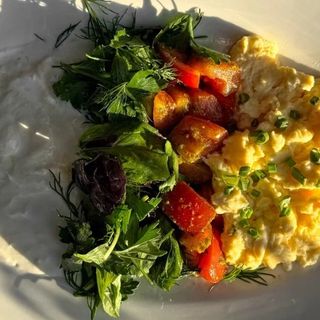 Скрэмбл с томатами и страчателлой(320гр)