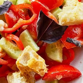 Салат с томатами и базиликом(300гр)