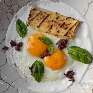 Глазунья с халуми и греческим йогуртом(230гр)