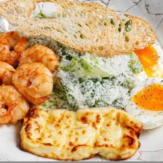Цезарь с креветками и халуми(210гр)