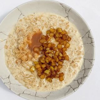 Овсянка с яблоком, корицей и карамелью