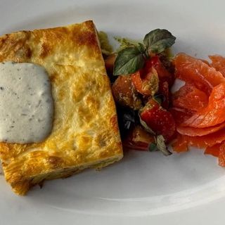 Картофельный омлет с лососем и трюфельным соусом(360гр)