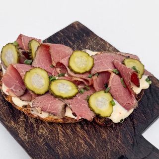 Домашнее пастрами, огурцы в бурбоне на хрустящем хлебе