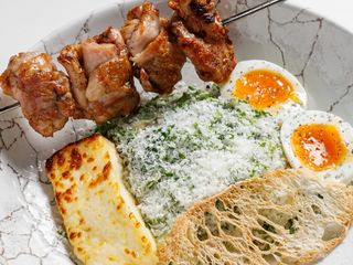 Авторский Цезарь с халуми и бедром цыпленка