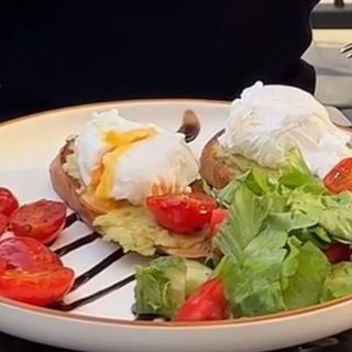 Брускетты с авокадо и яйцом пашот