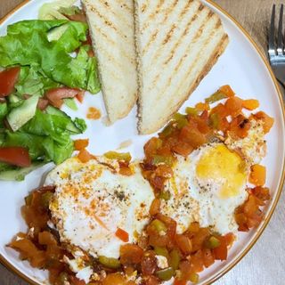 Шакшука с салатом