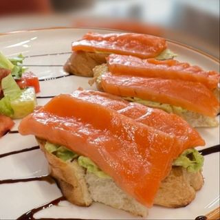 Брускеты с авокадо и слососем