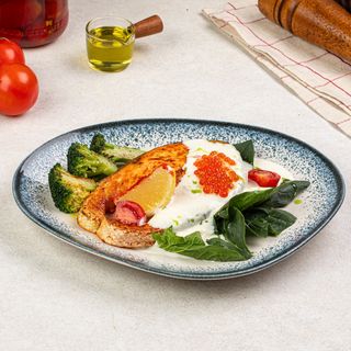 Стейк лосось с брокколи  и шпинатом под сливочным соусом