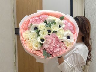 Розовая элегантность» — розовая гортензия, анемоны, розы и эвкалипт