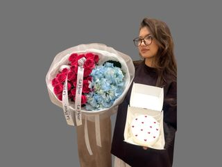 Нежный комплимент— букет из голубой гортензии, розовых кустовых роз и бенто-торт