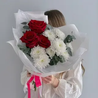 Букет «Стильный Контраст» — вывернутые красные розы и кустовые хризантемы