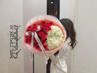 Объёмная классика — кустовые розы и гортензия