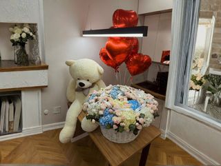 Грандиозный сюрприз» — большая корзина, 10 шаров-сердец и мишка 180 см