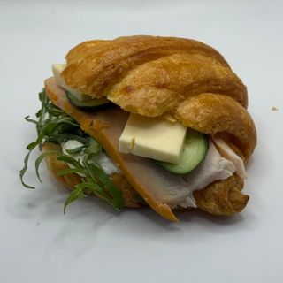 Круассан с индейкой и сыром