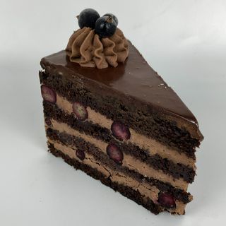 Шоколадное пирожное со смородиной (110гр)