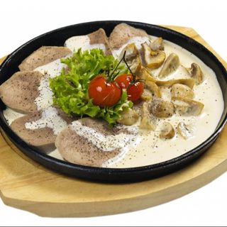 Говяжий язык с соусом