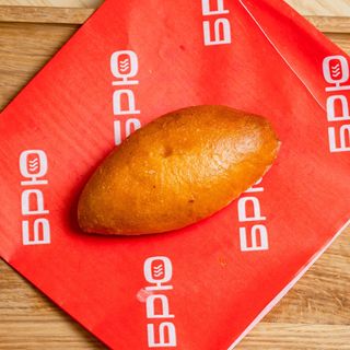 Пирожок с луком и яйцом