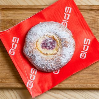 Ватрушка с творогом и брусничным джемом