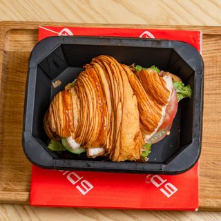 Хрустящий круассан с индейкой.