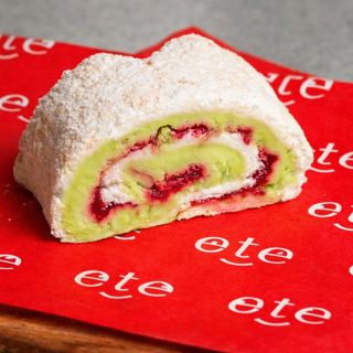 Меренговый рулет малина-фисташка