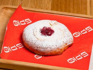 Ватрушка с творогом и брусничным джемом (95г)