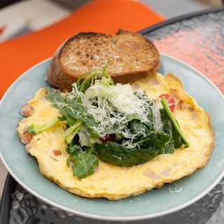 Омлет с индейкой и микс салата