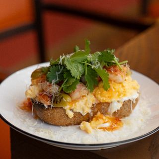 Скрембл-тост с креветками