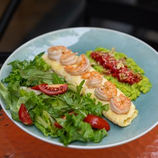 Омлет с креветками, микс салатом и авокадо