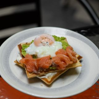 Бельгийские вафли с лососем и глазуньей