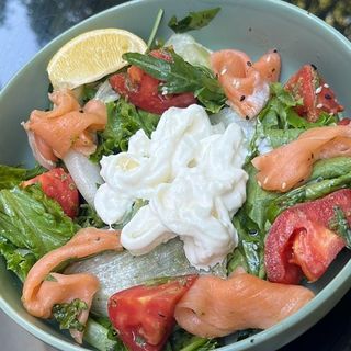 Салат с лососем,старчателлой и дрессингом