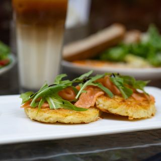 Картофельные драники с лососем