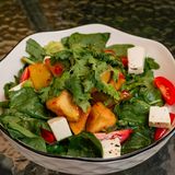 Салат с хрустящими баклажанами и фетой