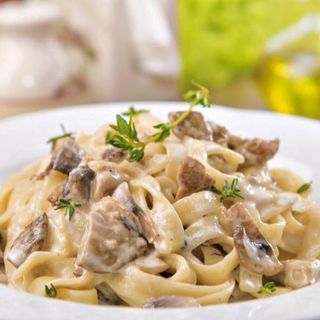 Фетучини с грибами и курицей 