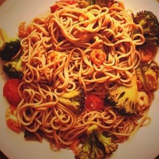 Цомян с креветками и брокколи в томатном соусе 