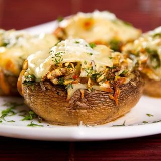 Грибы фаршированные с говядиной 