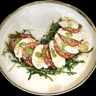 Капрезе с соусом песто