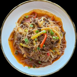 Теплый салат фунчоза острый