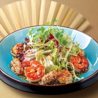 Теплый салат с морепродуктами