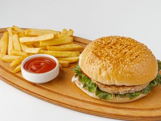 Комбо Бургер куриный + картошка фри ( 100гр) + Coca Cola 0,5