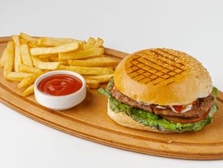 Комбо Чизбургер говяжий + картошка фри (100гр) + Coca Cola 0,5