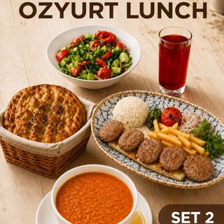 Сет 1 Нежное куриное кёфте с рисом, картофелем фри и фирменным соусом + Свежий салат + Суп Эзо гелин ( пол порций ) + Хлеб + Компот 0,33л