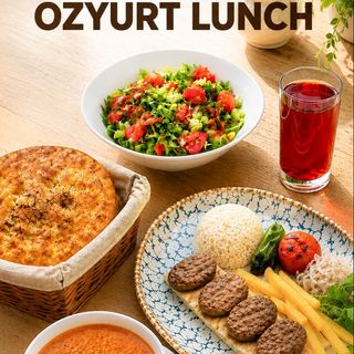 Сет 2 Сочные Изгара котлеты на гриле с рисом, картофелем фри и фирменным соусом+ Суп Эзо гелин ( пол порций)  + Свежий салат + Хлеб + Компот 0,33 л