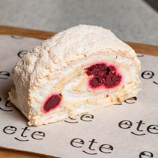 Меренговый рулет с вишней (70г)