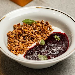 Гранола с греческим йогуртом и ягодным соусом (280г)