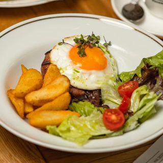 Бифштекс с жареным яйцом и салатом (320г)