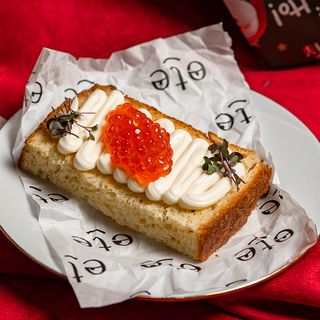 Бриошь с красной икрой и взбитым маслом (100г)