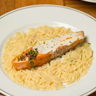 Орзо с лососем и сырным соусом (290)