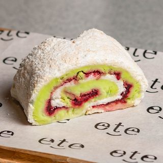 Меренговый рулет малина-фисташка (120г)